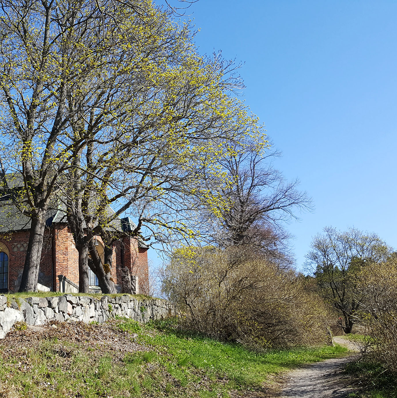 Kyrka vid vandringsled