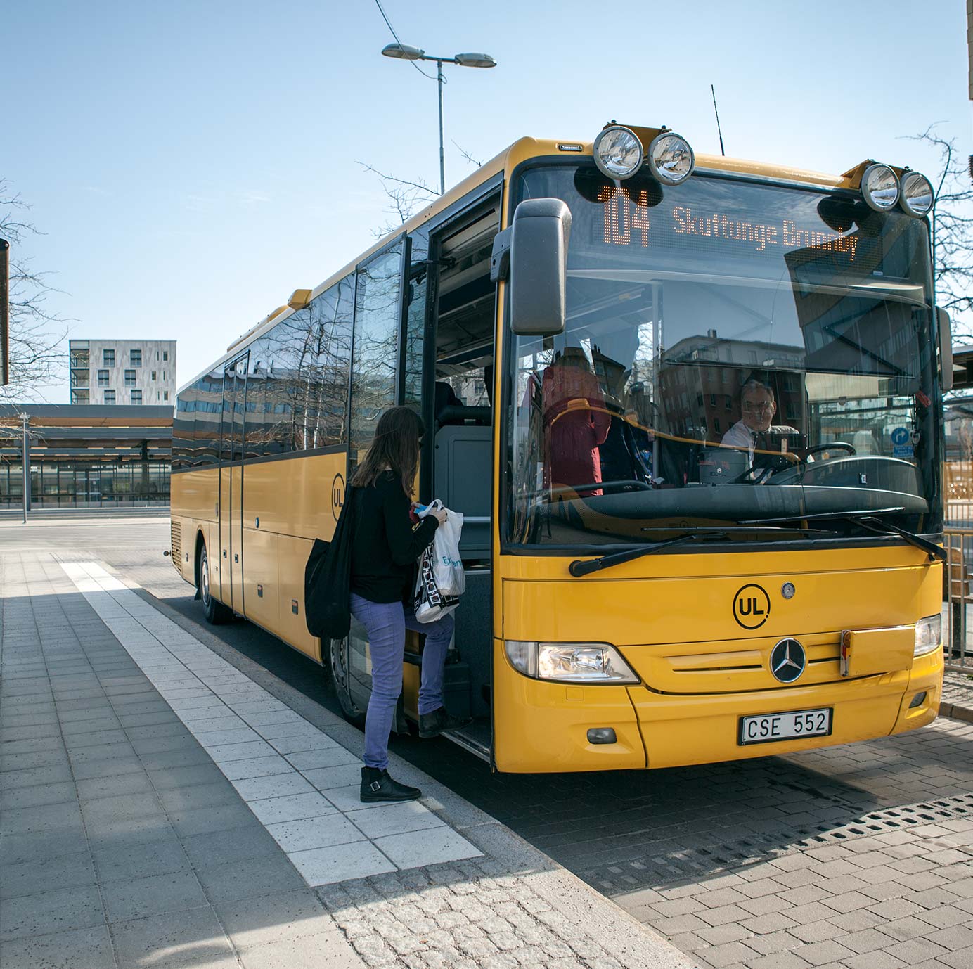 Person går ombord regionbuss