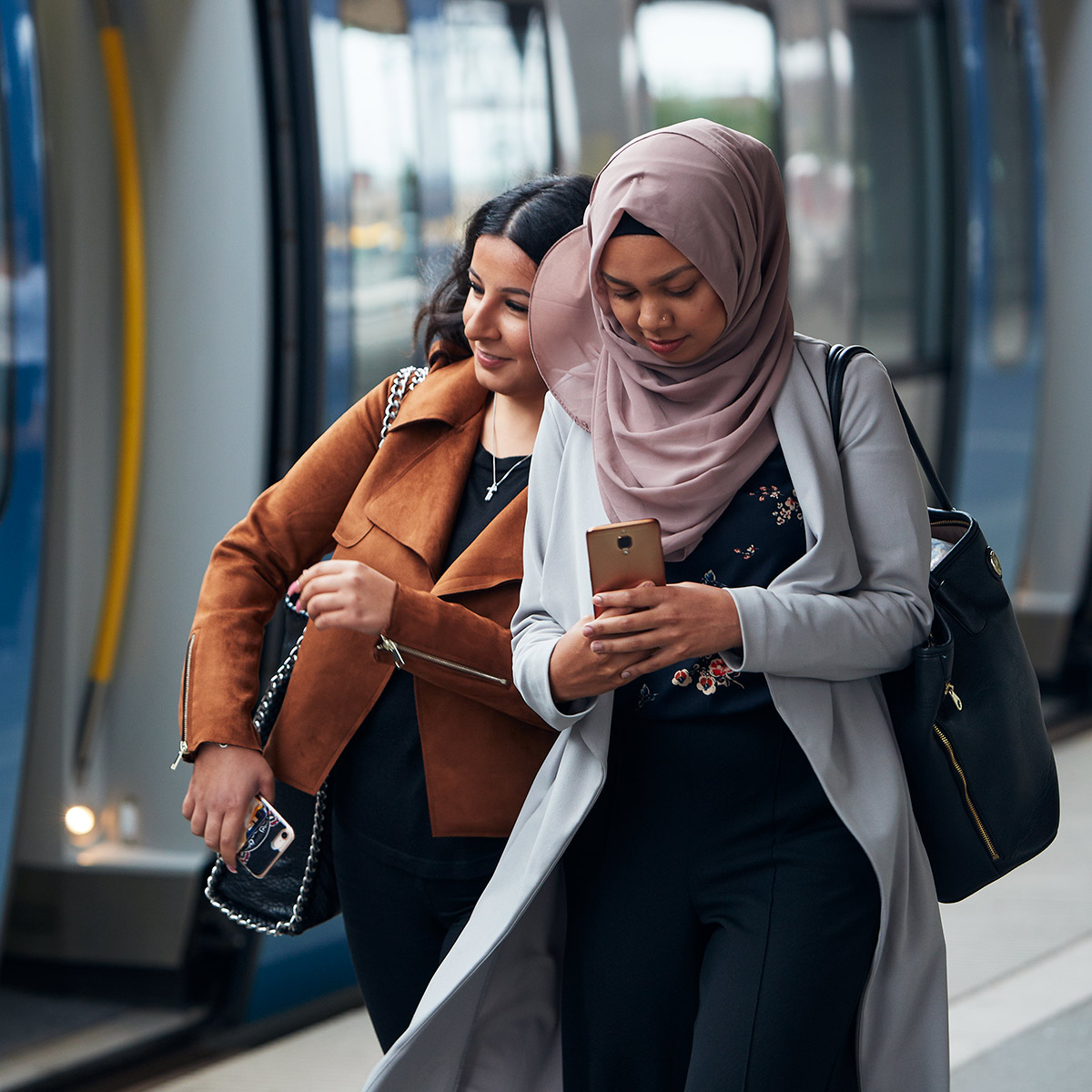 Två tjejer på perrong